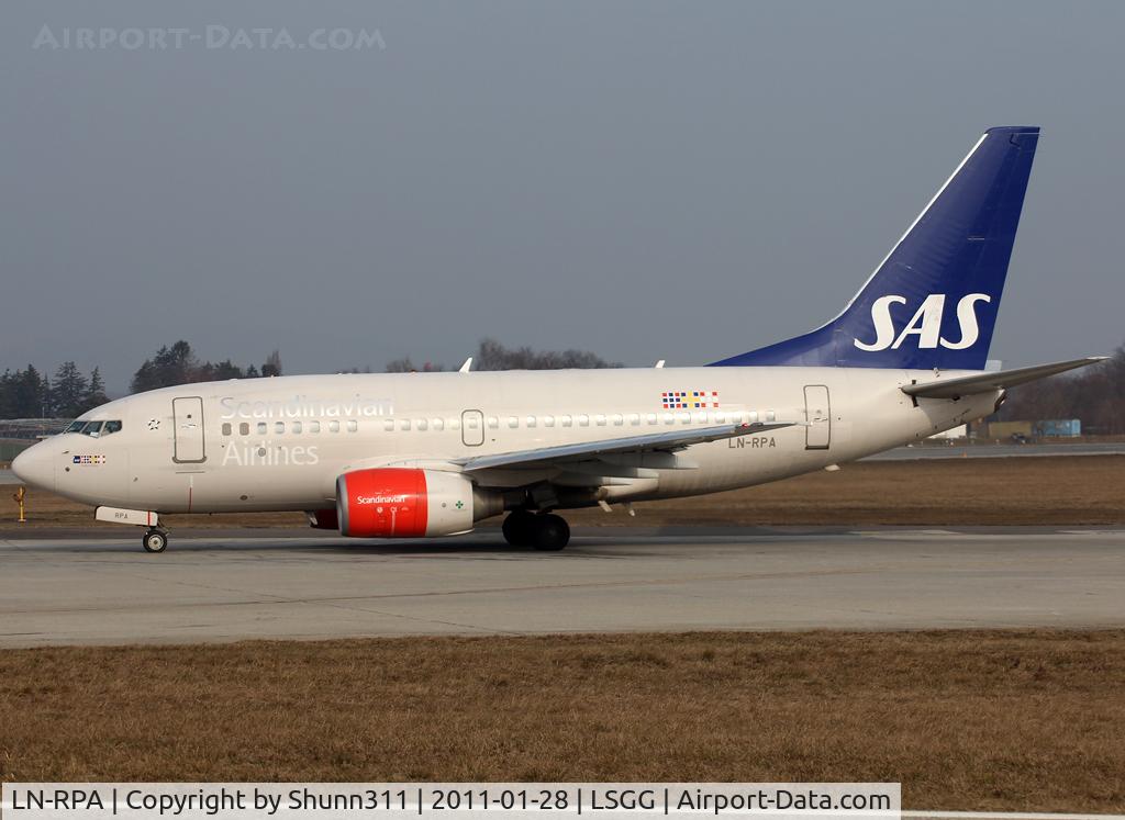 LN-RPA, 1998 Boeing 737-683 C/N 28290, Lining up rwy 05 for departure...