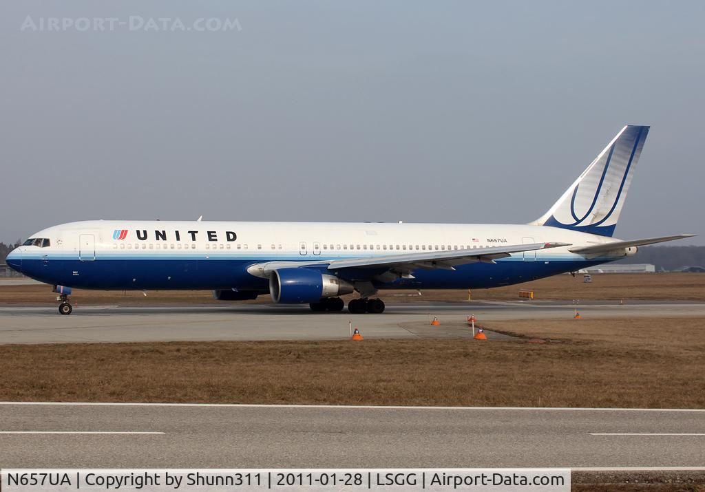 N657UA, 1993 Boeing 767-322 C/N 27112, Lining up rwy 05 for departure...