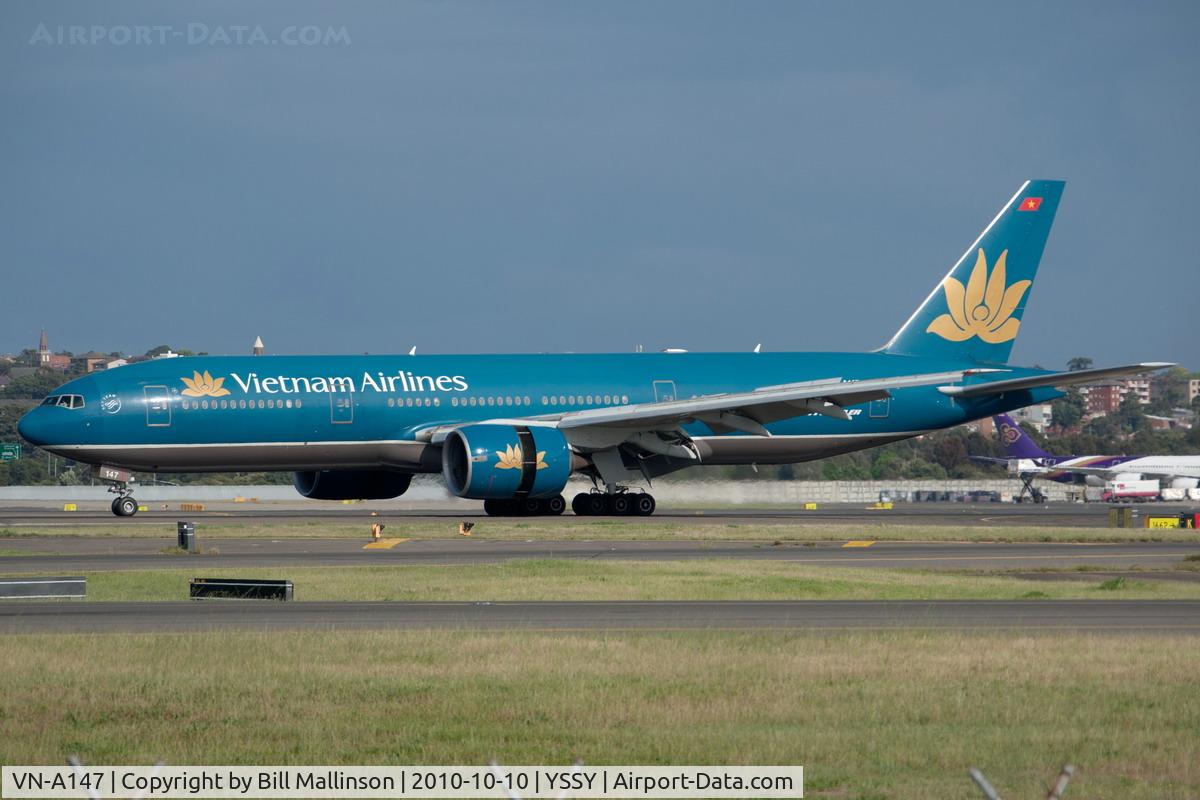 VN-A147, 1998 Boeing 777-2Q8/ER C/N 27607, arriving from SGN on 16R