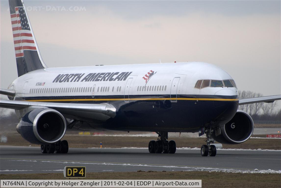 N764NA, 1993 Boeing 767-328 C/N 27135, Taxiing to rwy 26R.