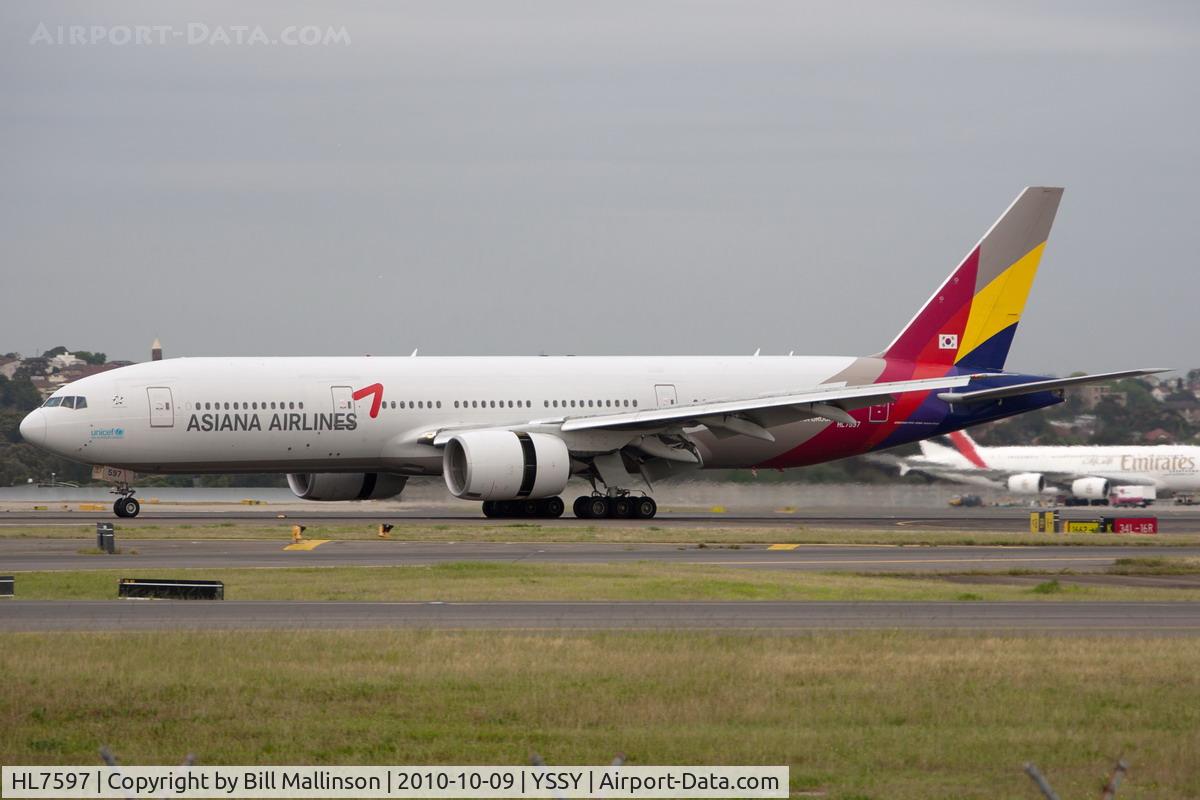 HL7597, 2001 Boeing 777-28E/ER C/N 28686, arriving on 16R