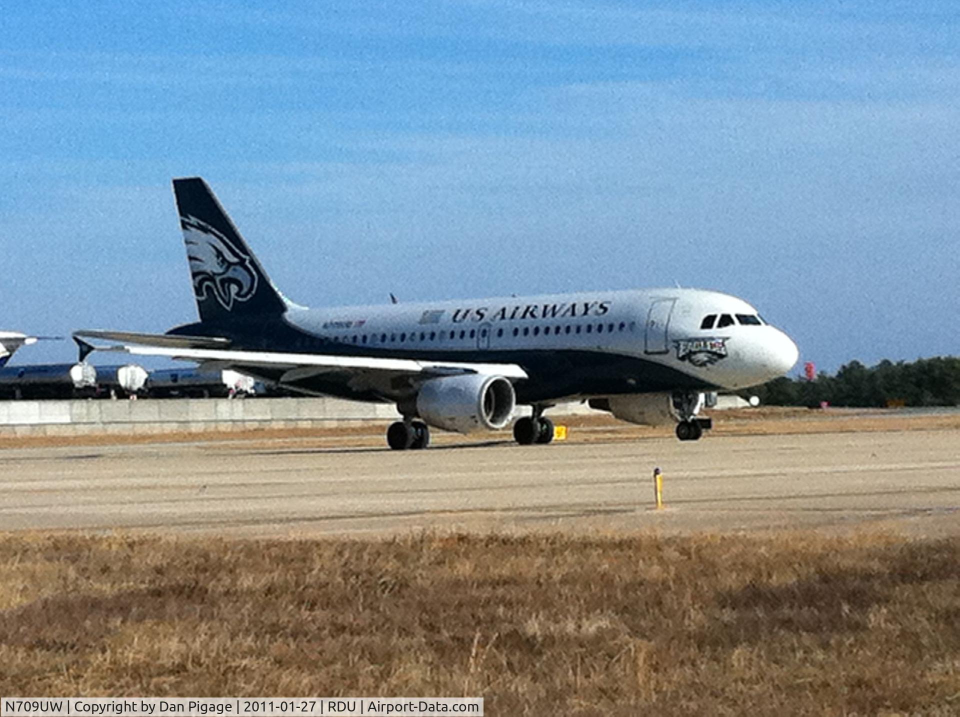 N709UW, 1999 Airbus A319-112 C/N 0997, sitting on taxiway Gulf