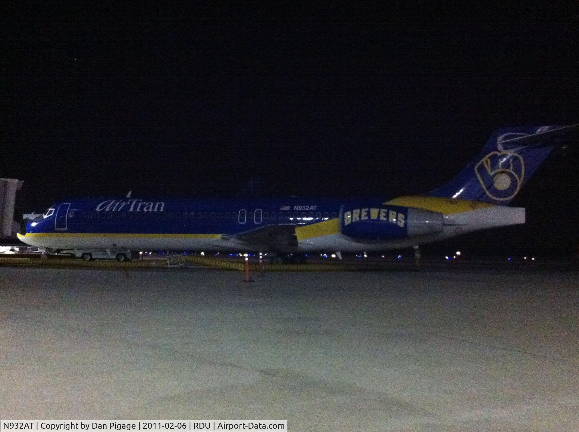 N932AT, 2000 Boeing 717-200 C/N 55073, asleep at Terminal 1