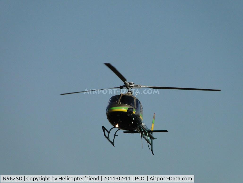 N962SD, 2001 Eurocopter AS-350B-2 Ecureuil Ecureuil C/N 3517, Flaring to slow down and preparing to turn southbound into helipad area