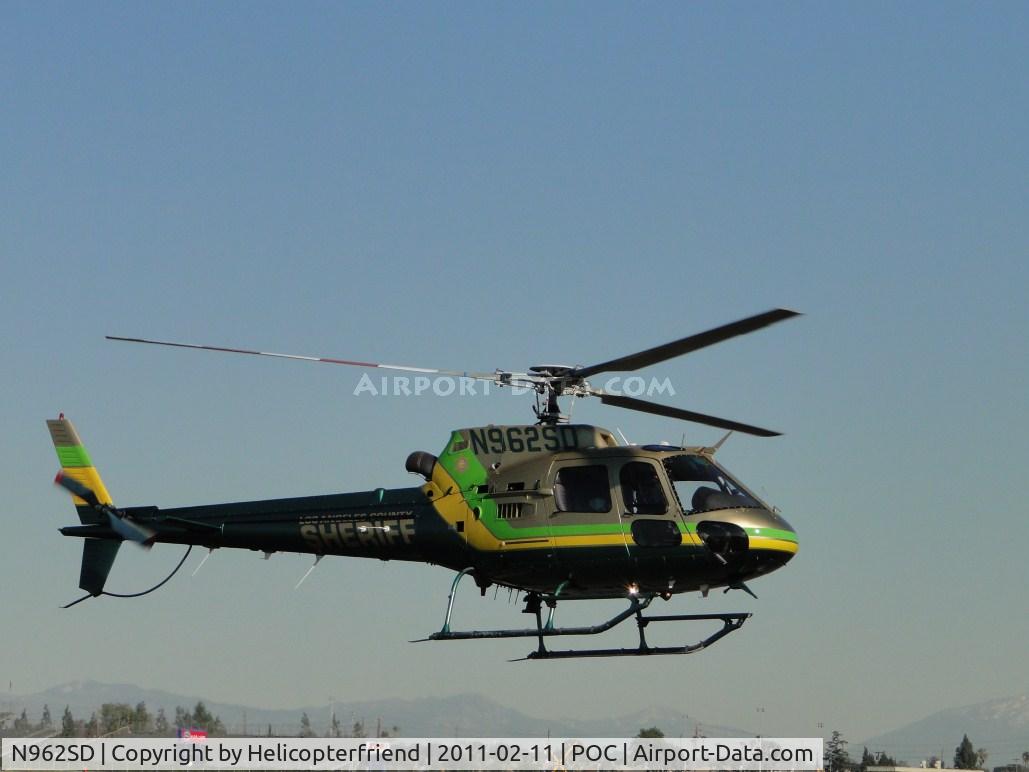 N962SD, 2001 Eurocopter AS-350B-2 Ecureuil Ecureuil C/N 3517, Air taxiing into the helipad area