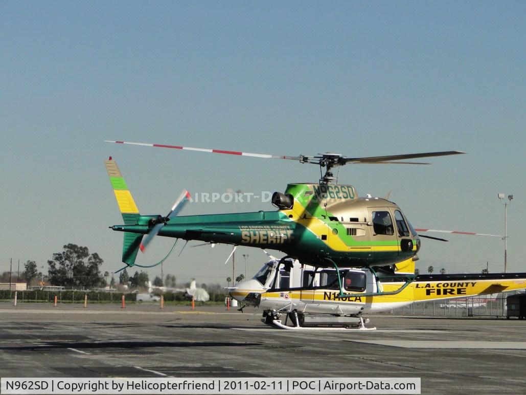 N962SD, 2001 Eurocopter AS-350B-2 Ecureuil Ecureuil C/N 3517, Slowing down and turning around to face northbound prior to landing next to LACO Fire 