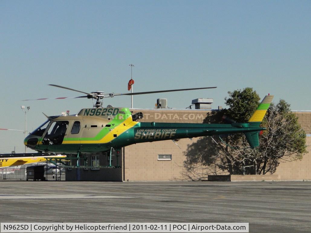 N962SD, 2001 Eurocopter AS-350B-2 Ecureuil Ecureuil C/N 3517, Landing on the concrete landing pad