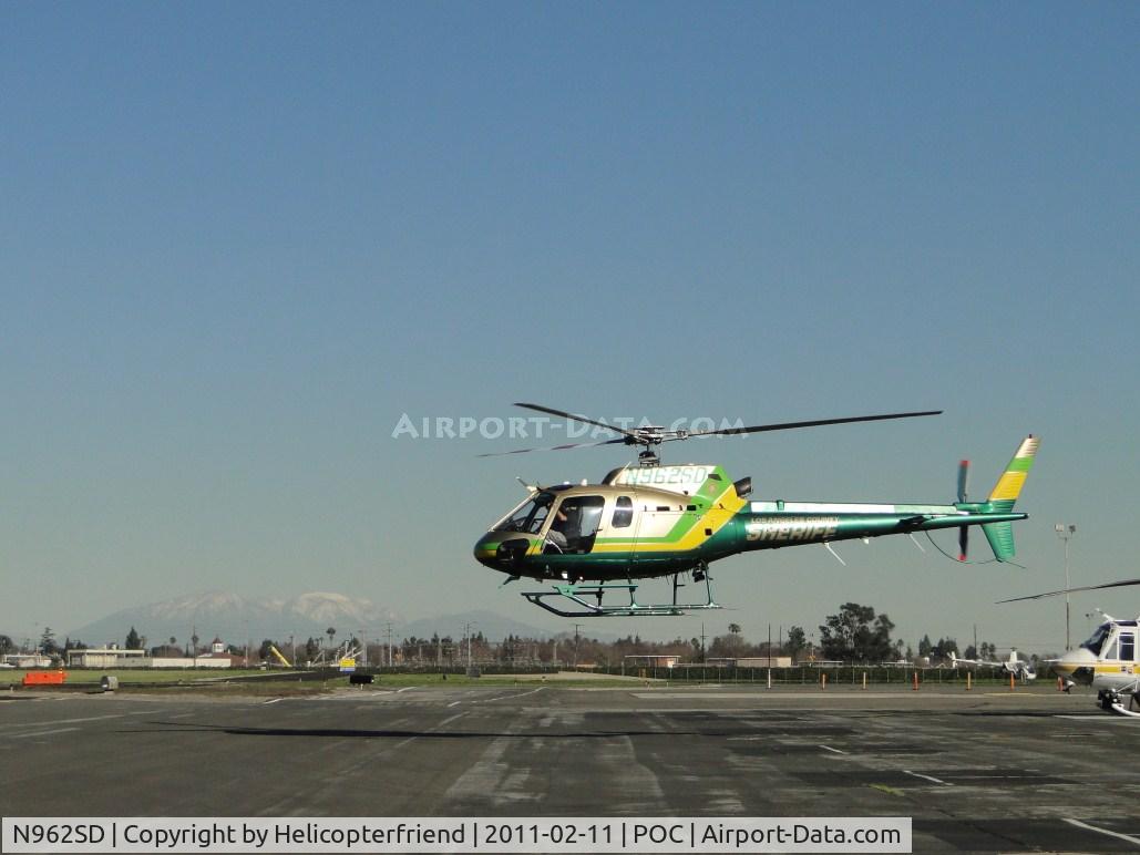 N962SD, 2001 Eurocopter AS-350B-2 Ecureuil Ecureuil C/N 3517, Picked up passenger and is lifting off