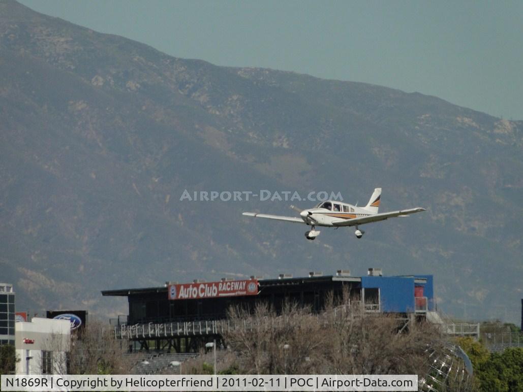 N1869R, 1975 Piper PA-28-181 C/N 28-7690060, On final for runway 26L while runway 26R is repaired