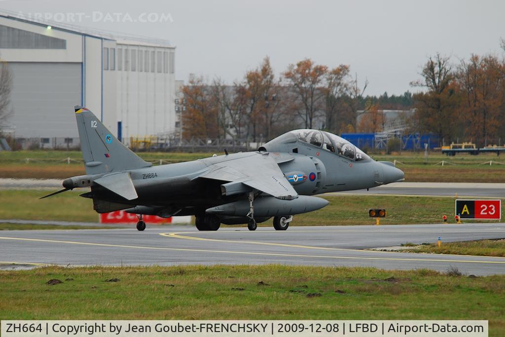 ZH664, 1995 British Aerospace Harrier T.10 C/N TX012, taxiway Alpha