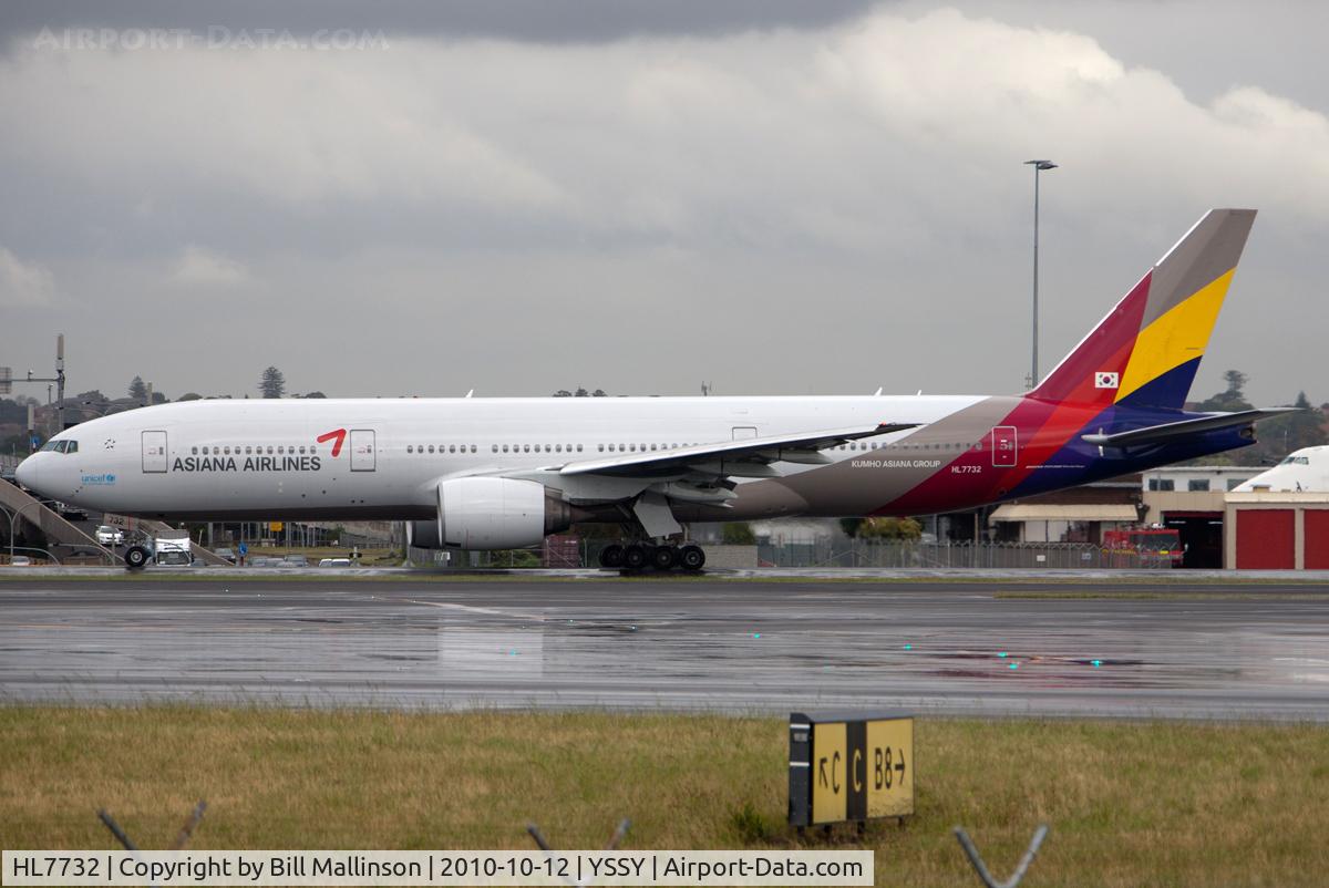 HL7732, 2004 Boeing 777-28E/ER C/N 29174, rain, rain and more of it !