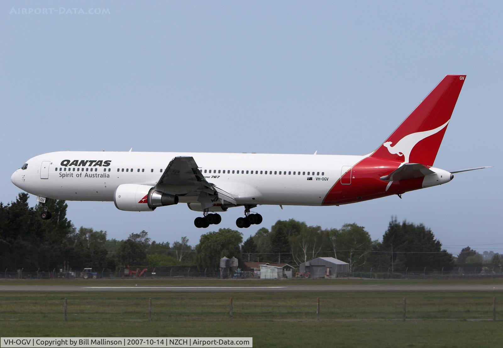 VH-OGV, 2000 Boeing 767-338 C/N 30186, as QF45 from SYD