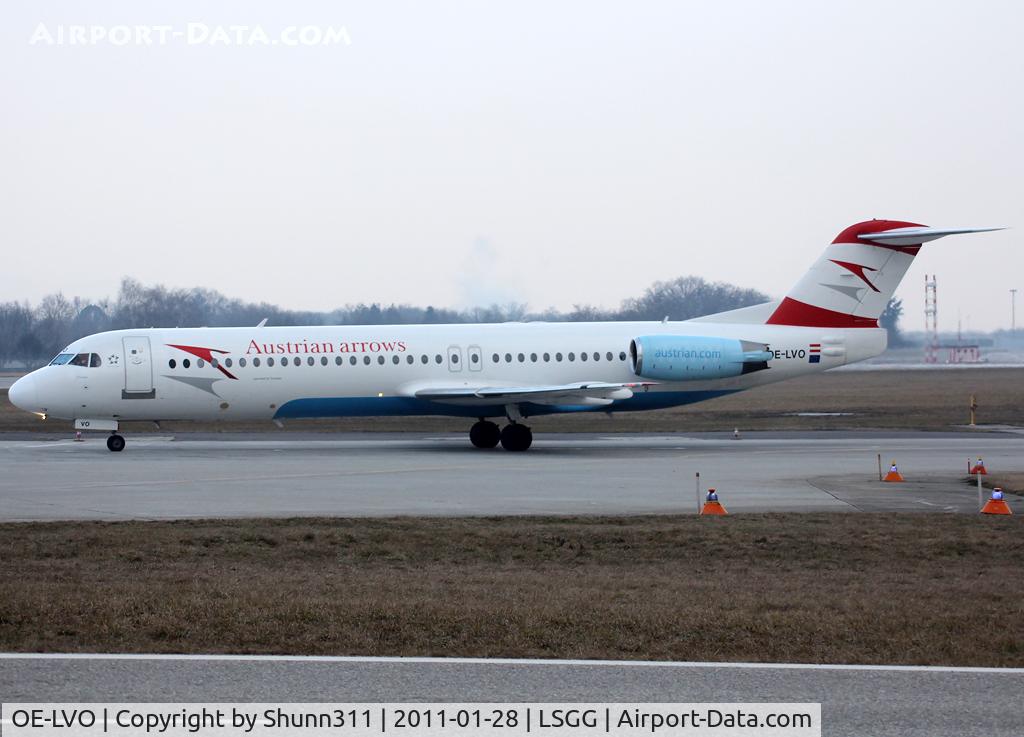 OE-LVO, 1993 Fokker 100 (F-28-0100) C/N 11460, Lining up rwy 05 for departure...