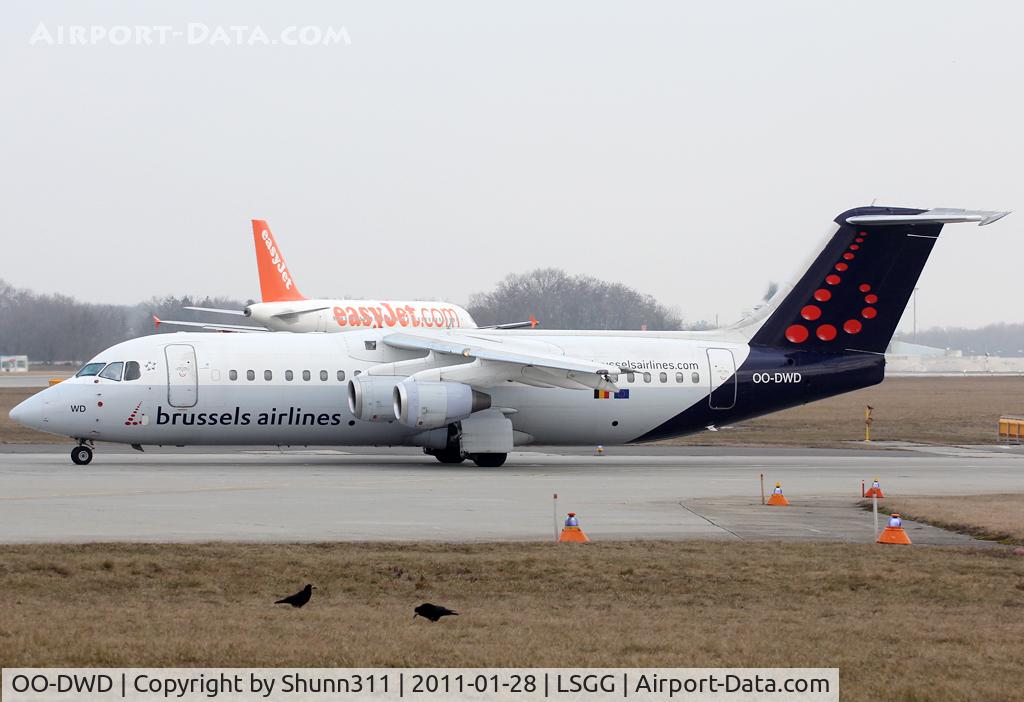 OO-DWD, 1998 British Aerospace Avro 146-RJ100 C/N E3324, Lining up rwy 05 for departure...