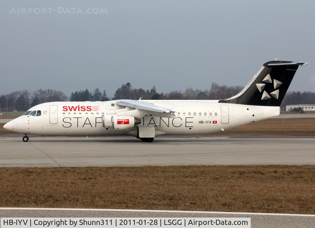 HB-IYV, 2000 British Aerospace Avro 146-RJ100 C/N E3377, Lining up rwy 05 for departure...