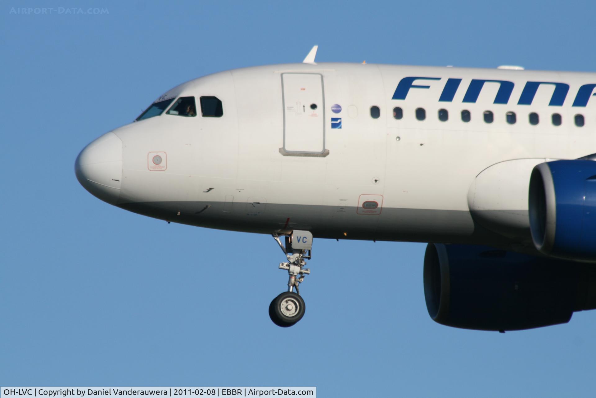 OH-LVC, 2000 Airbus A319-112 C/N 1309, Arrival of flight AY811 to RWY 25L