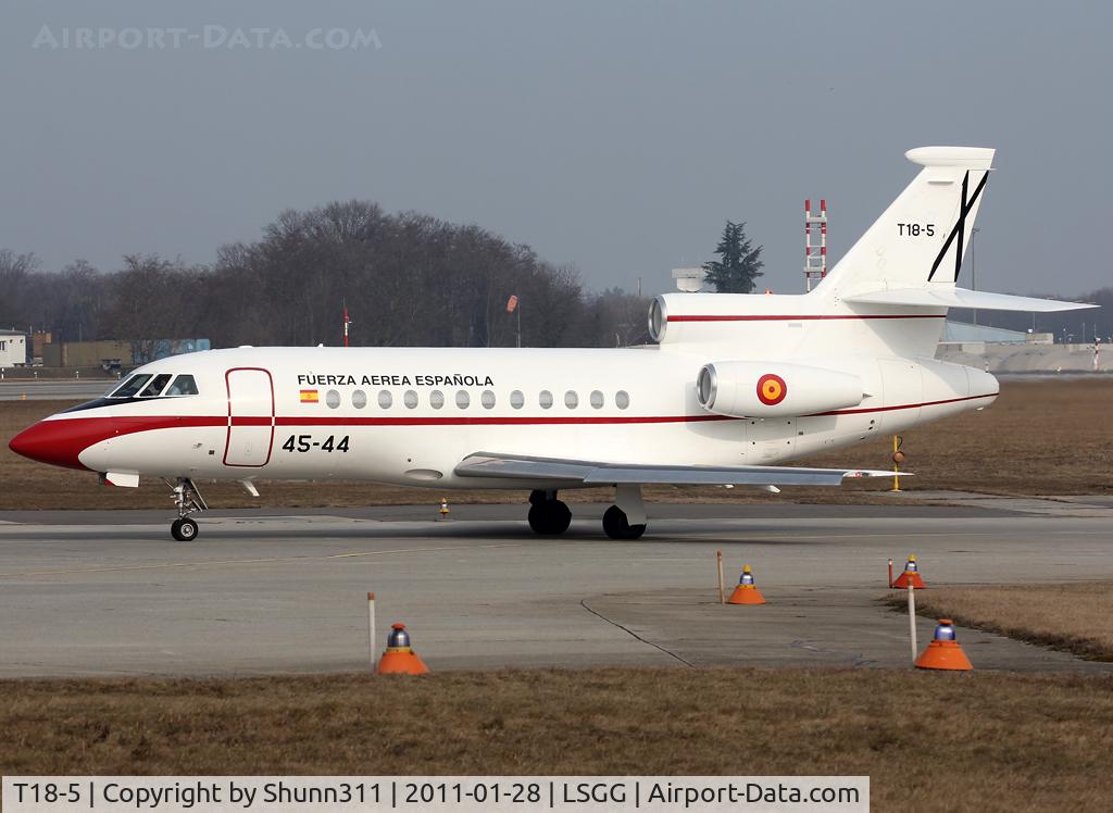 T18-5, 1989 Dassault Falcon 900 C/N 73, Lining up rwy 05 for departure to ZRH... Participant of the WEF 2011