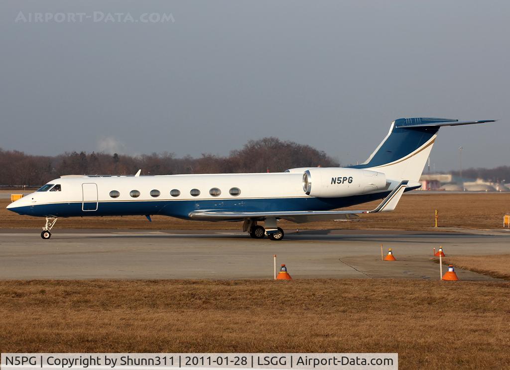 N5PG, 2004 Gulfstream Aerospace GV-SP (G550) C/N 5046, Lining up rwy 05 for departure...