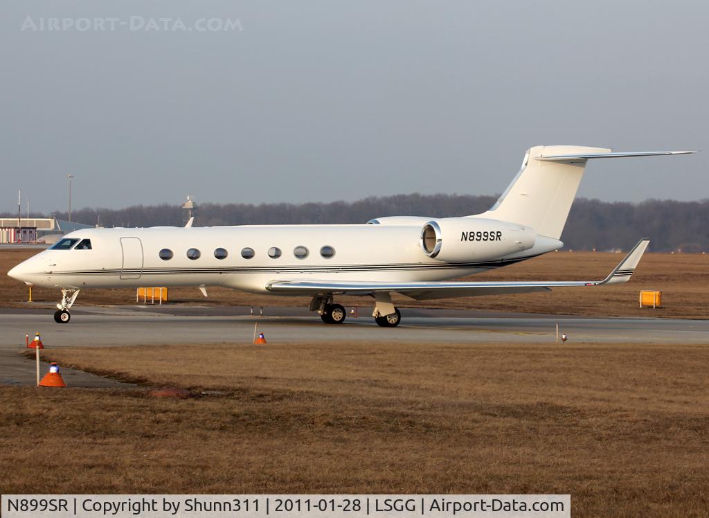 N899SR, 2009 Gulfstream Aerospace GV-SP (G550) C/N 5231, Lining up rwy 05 for departure...