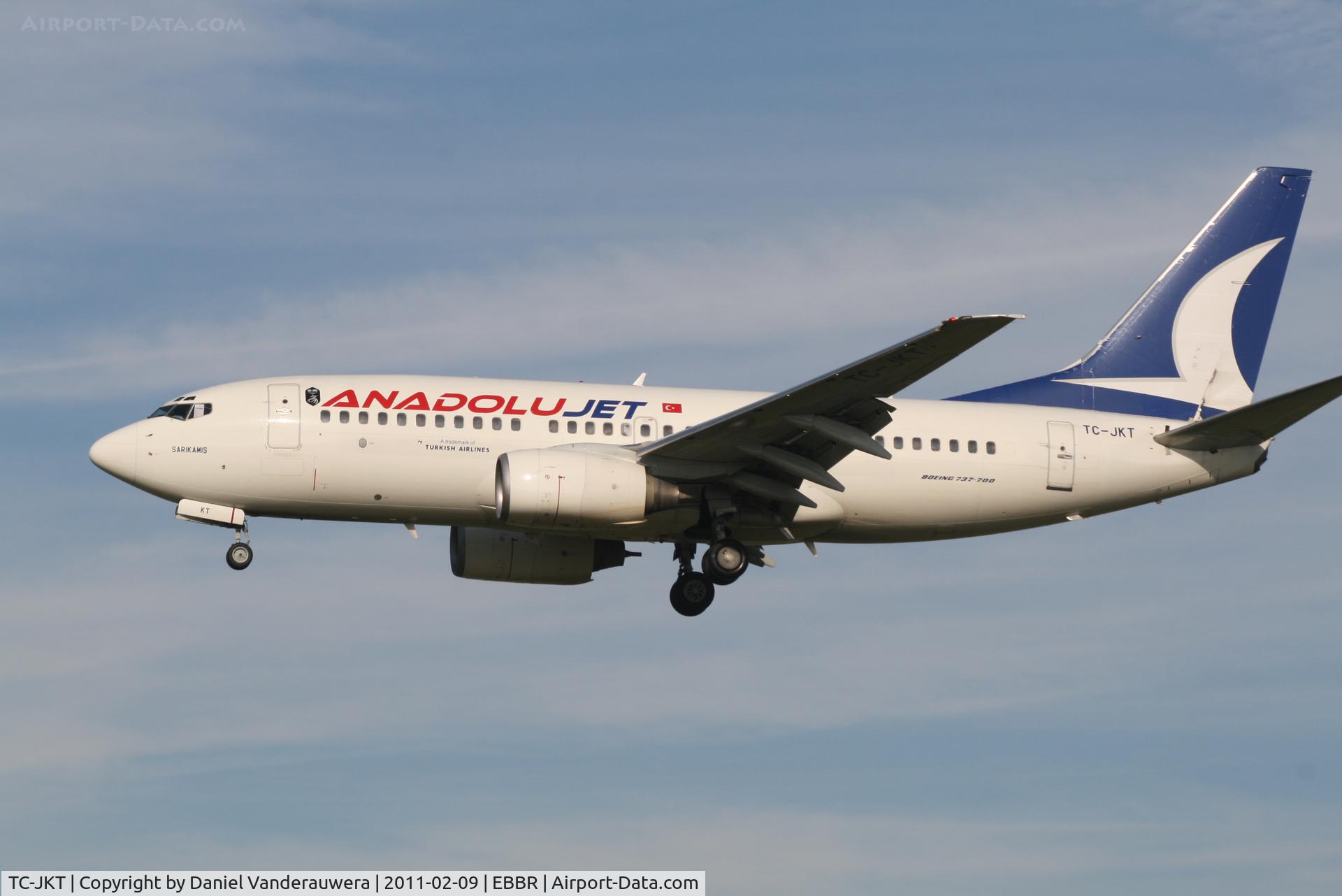 TC-JKT, 2003 Boeing 737-73V C/N 32420, Arrival of flight TK7352 to RWY 25L