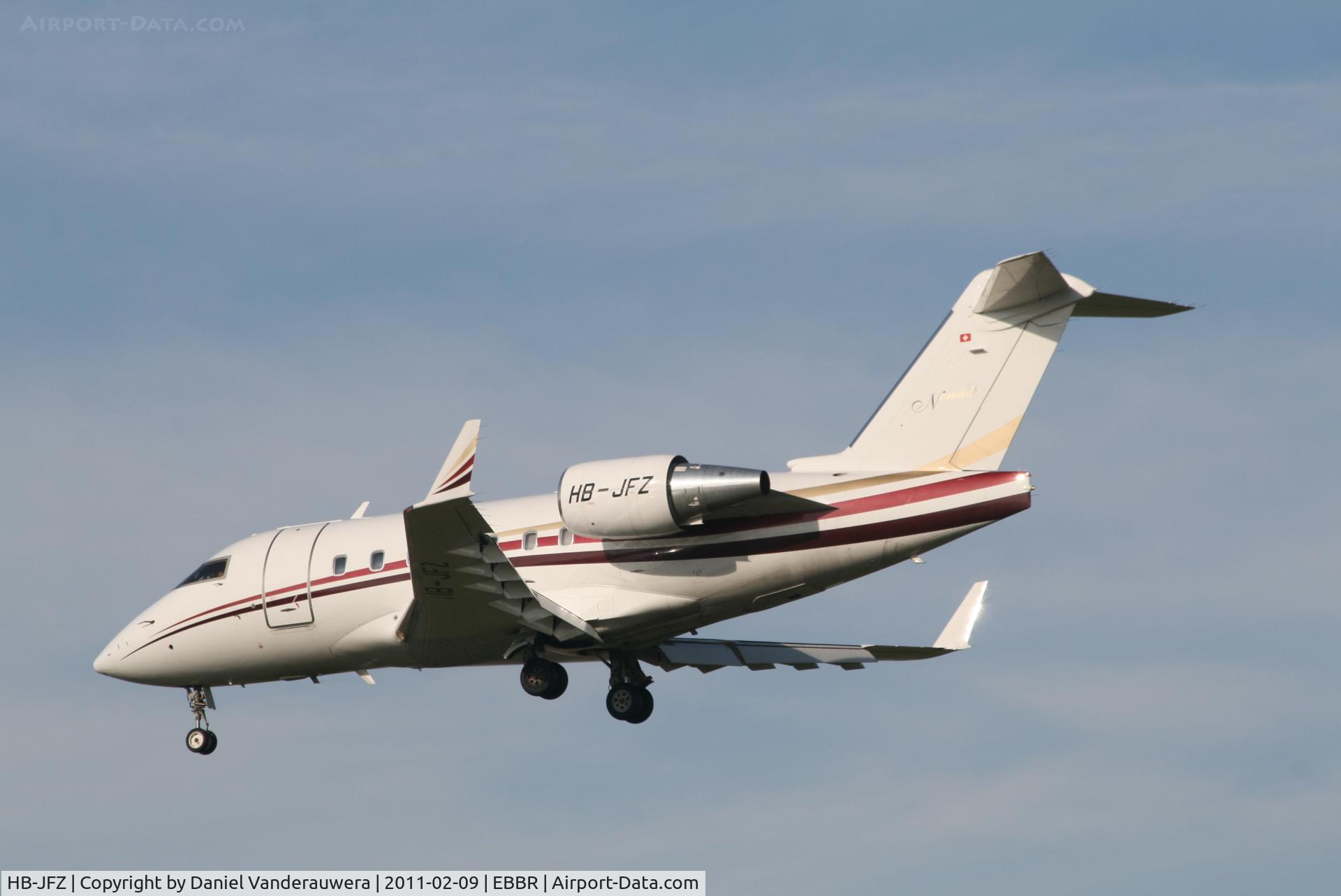 HB-JFZ, 2001 Canadair Challenger 604 (CL-600-2B16) C/N 5510, Descending to RWY 25L