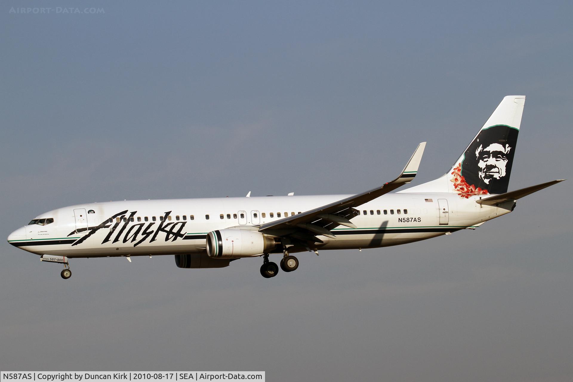 N587AS, 2007 Boeing 737-890 C/N 35684, Wearing a Hawaiian lei