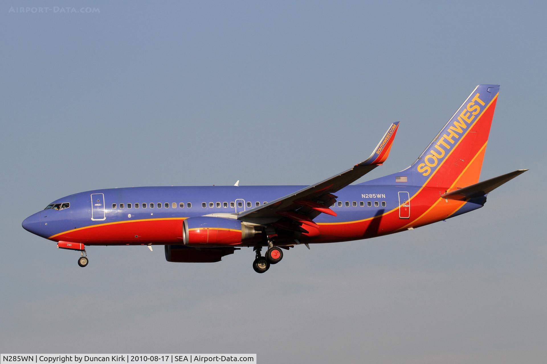 N285WN, 2007 Boeing 737-7H4 C/N 32536, Evening landing on 34L
