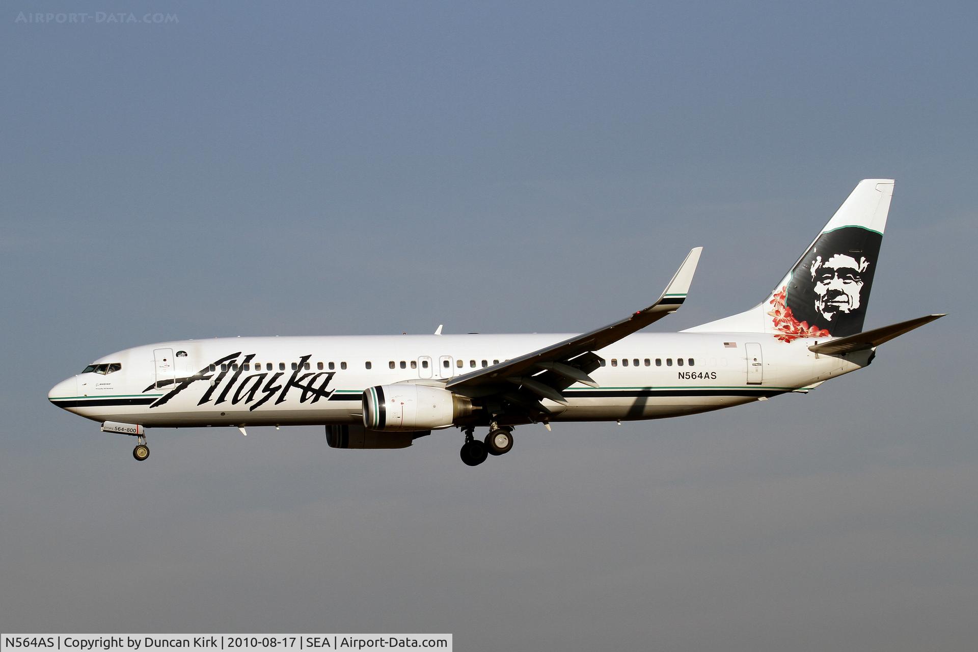 N564AS, 2006 Boeing 737-890 C/N 35103, Landing on 34L