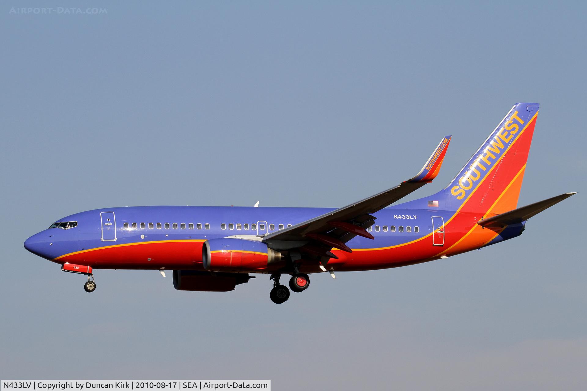 N433LV, 2003 Boeing 737-7H4 C/N 33716, Landing on 34L