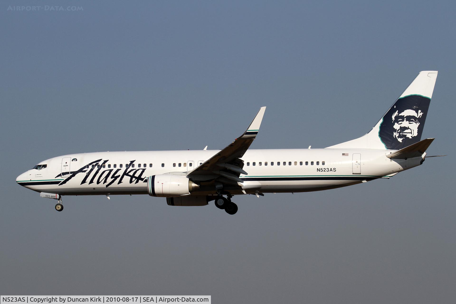 N523AS, 2009 Boeing 737-890 C/N 35194, Landing on 34L