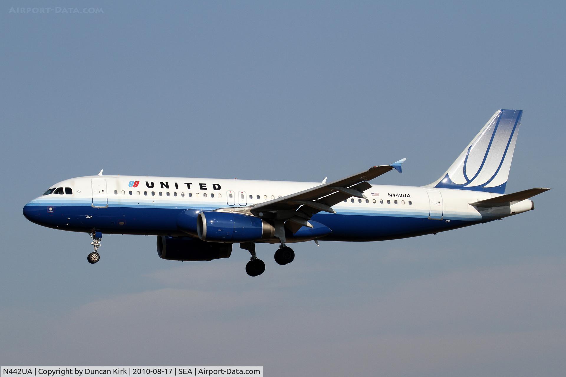 N442UA, 1998 Airbus A320-232 C/N 780, Landing on 34L