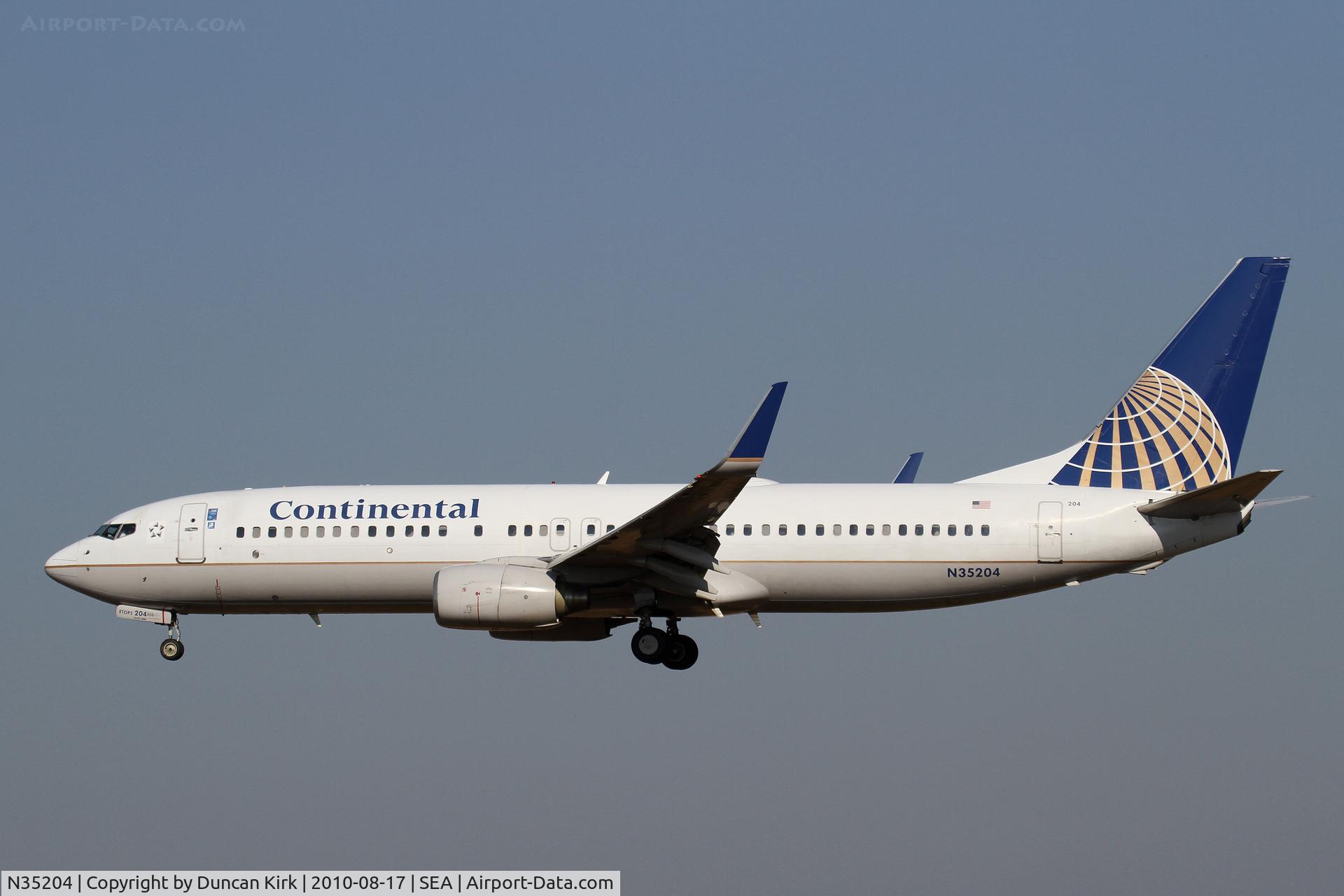 N35204, 2000 Boeing 737-824 C/N 30576, Landing on 34L