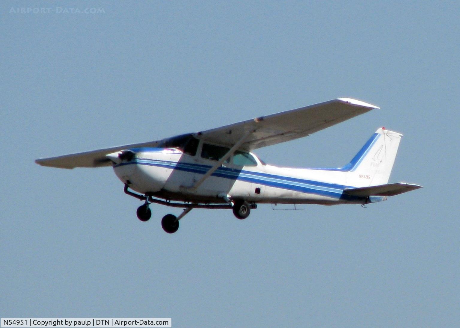 N54951, 1981 Cessna 172P C/N 17275087, Off of Rwy 32 at Downtown Shreveport.