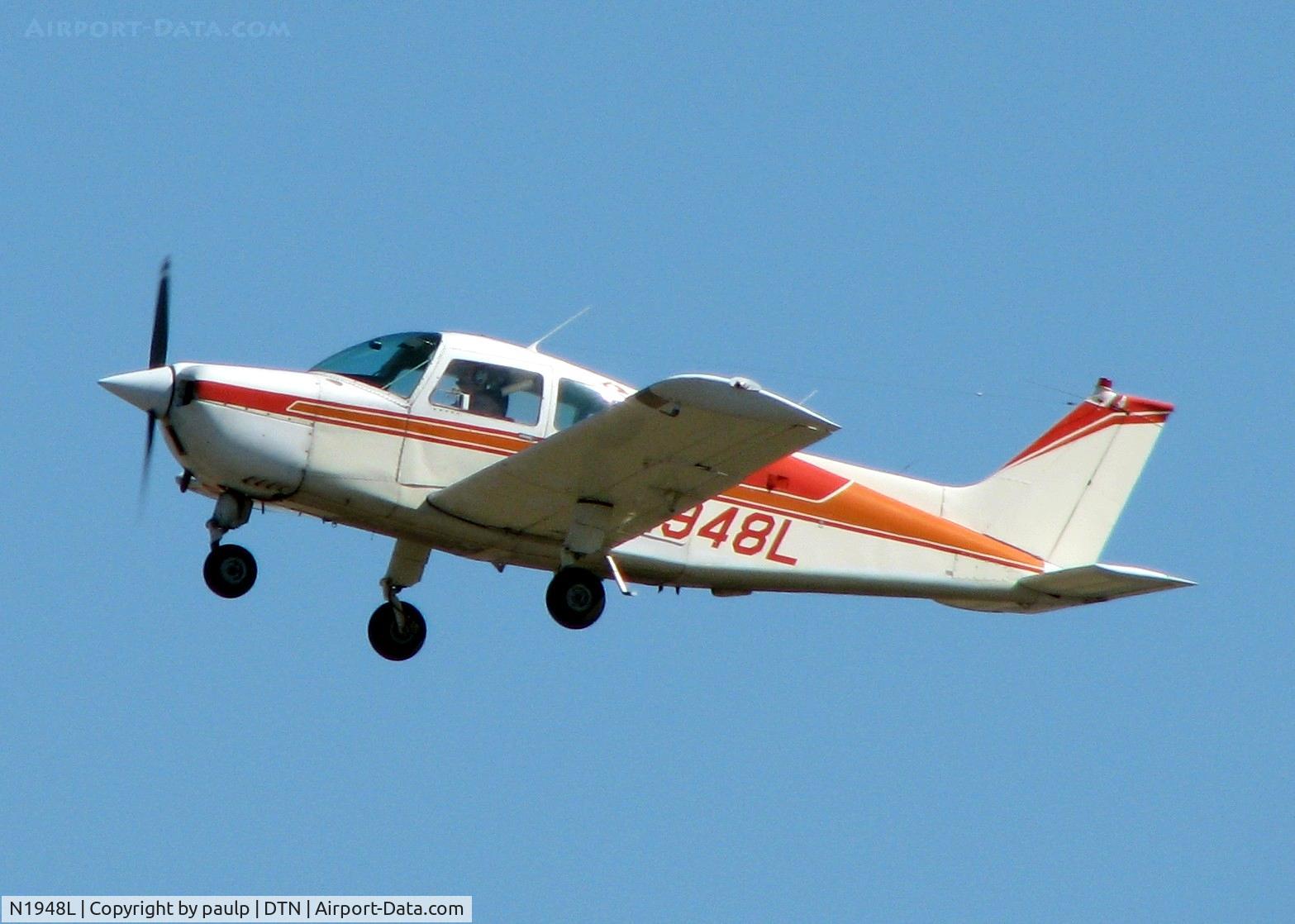 N1948L, 1976 Beech C23 Sundowner 180 C/N M-1833, Off of Rwy 32 at Downtown Shreveport.