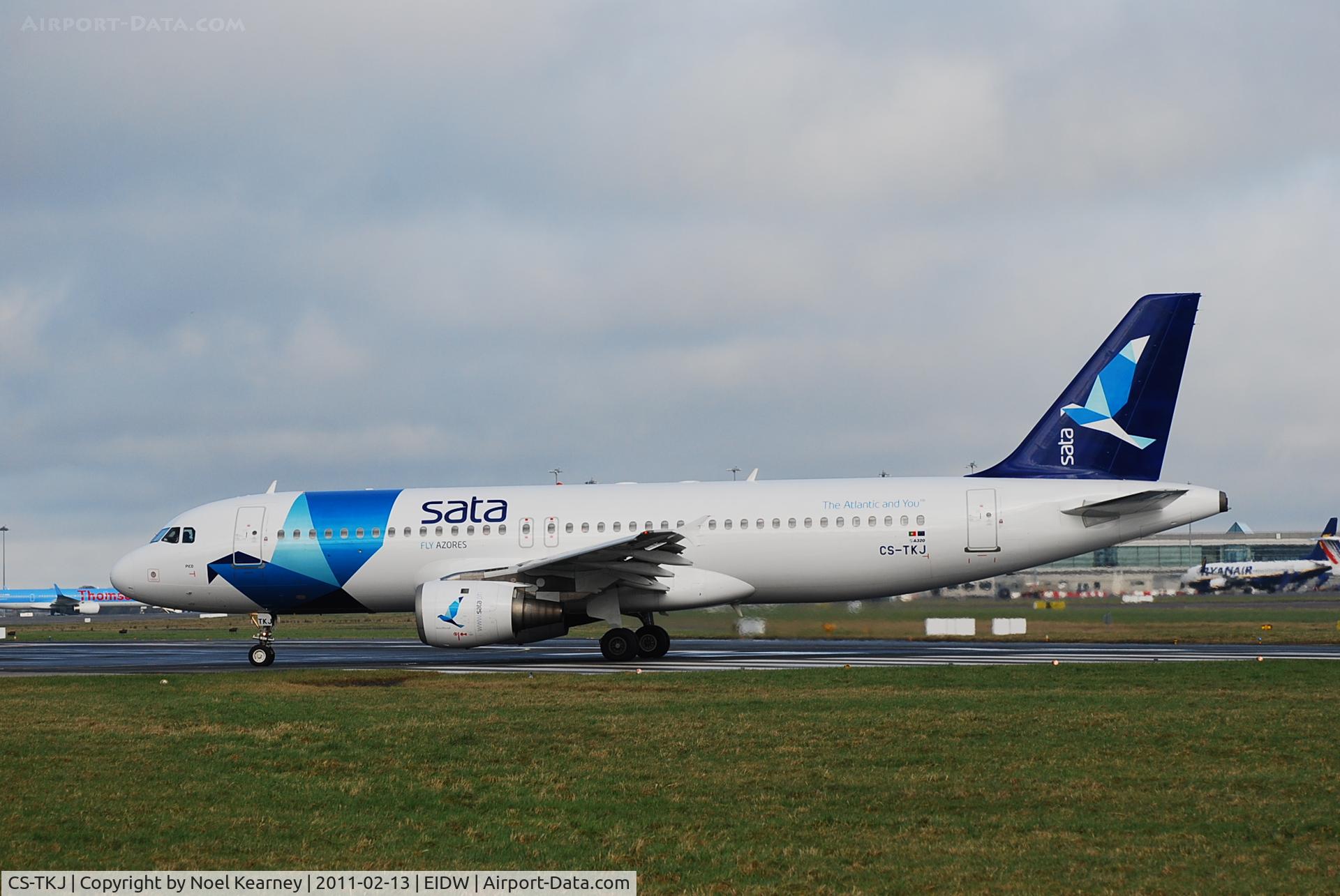 CS-TKJ, 1998 Airbus A320-212 C/N 795, Departing off Rwy 28