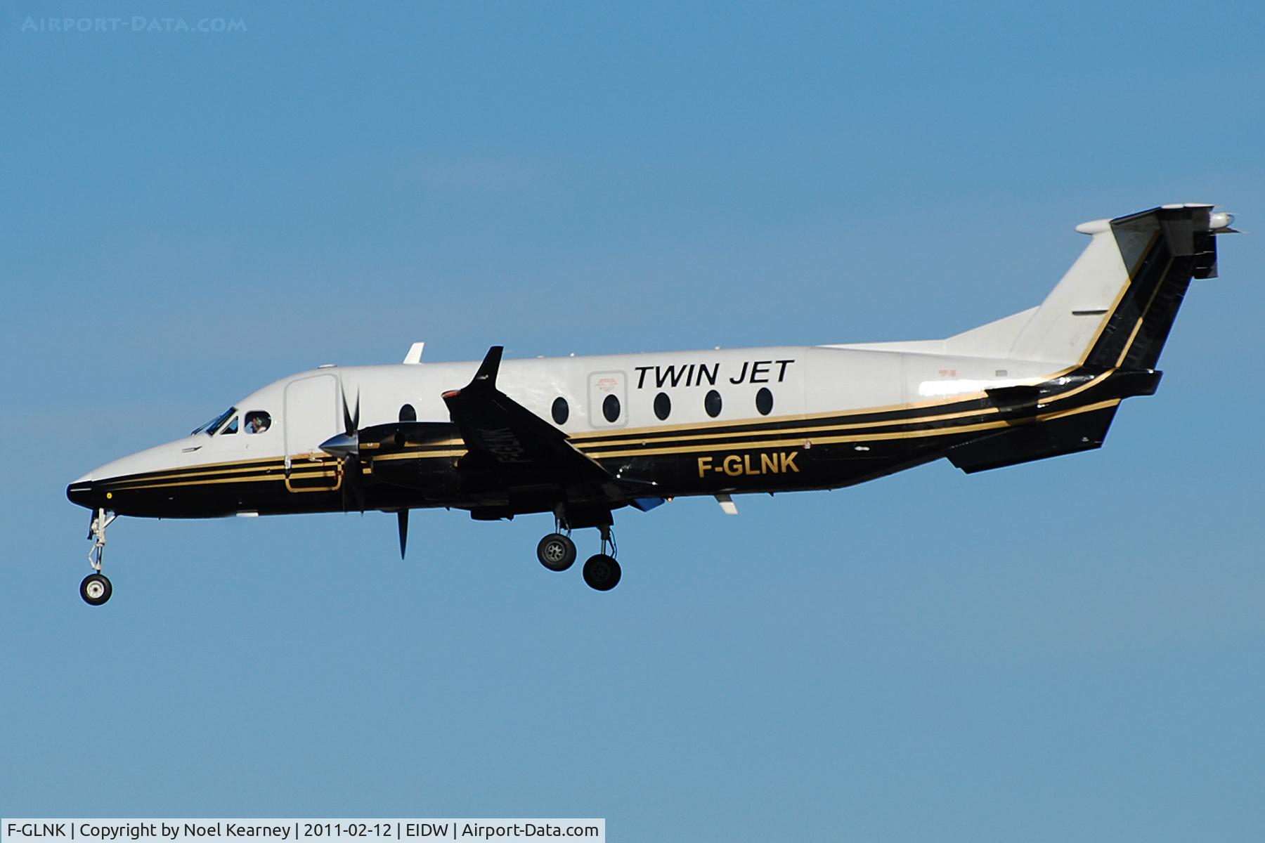 F-GLNK, 1997 Beech 1900D C/N UE-269, Landing Rwy 28