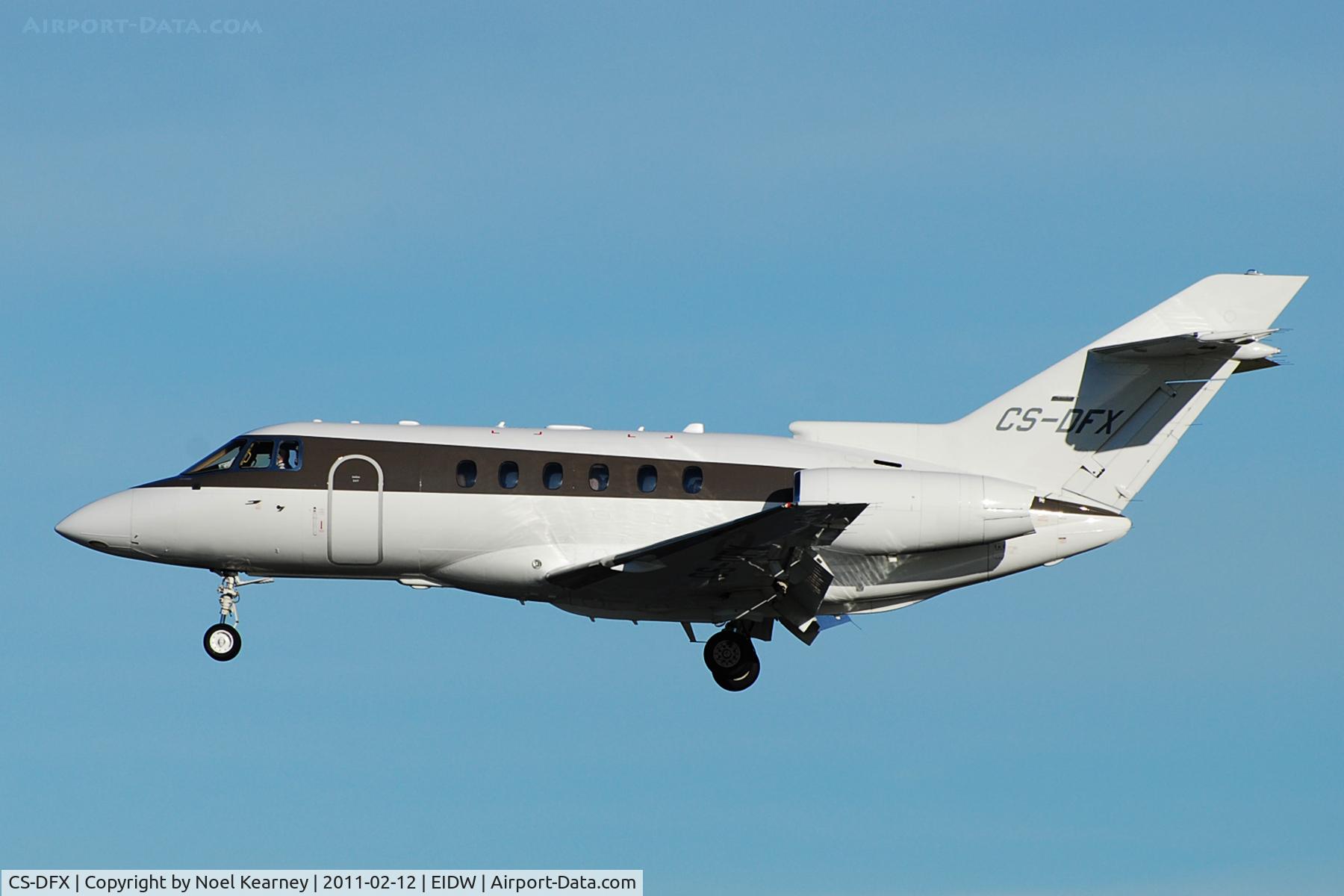 CS-DFX, 2004 Raytheon Hawker 800XP C/N 258656, Landing Rwy 28, operated by Netjets
