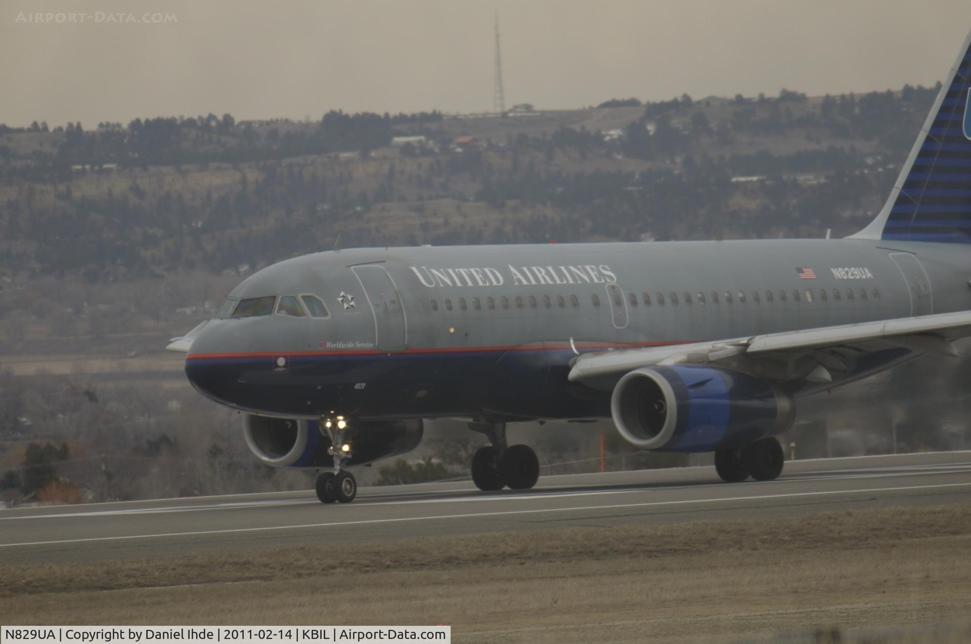 N829UA, 2000 Airbus A319-131 C/N 1211, United Airlines Airbus A319 departs Billings Logan