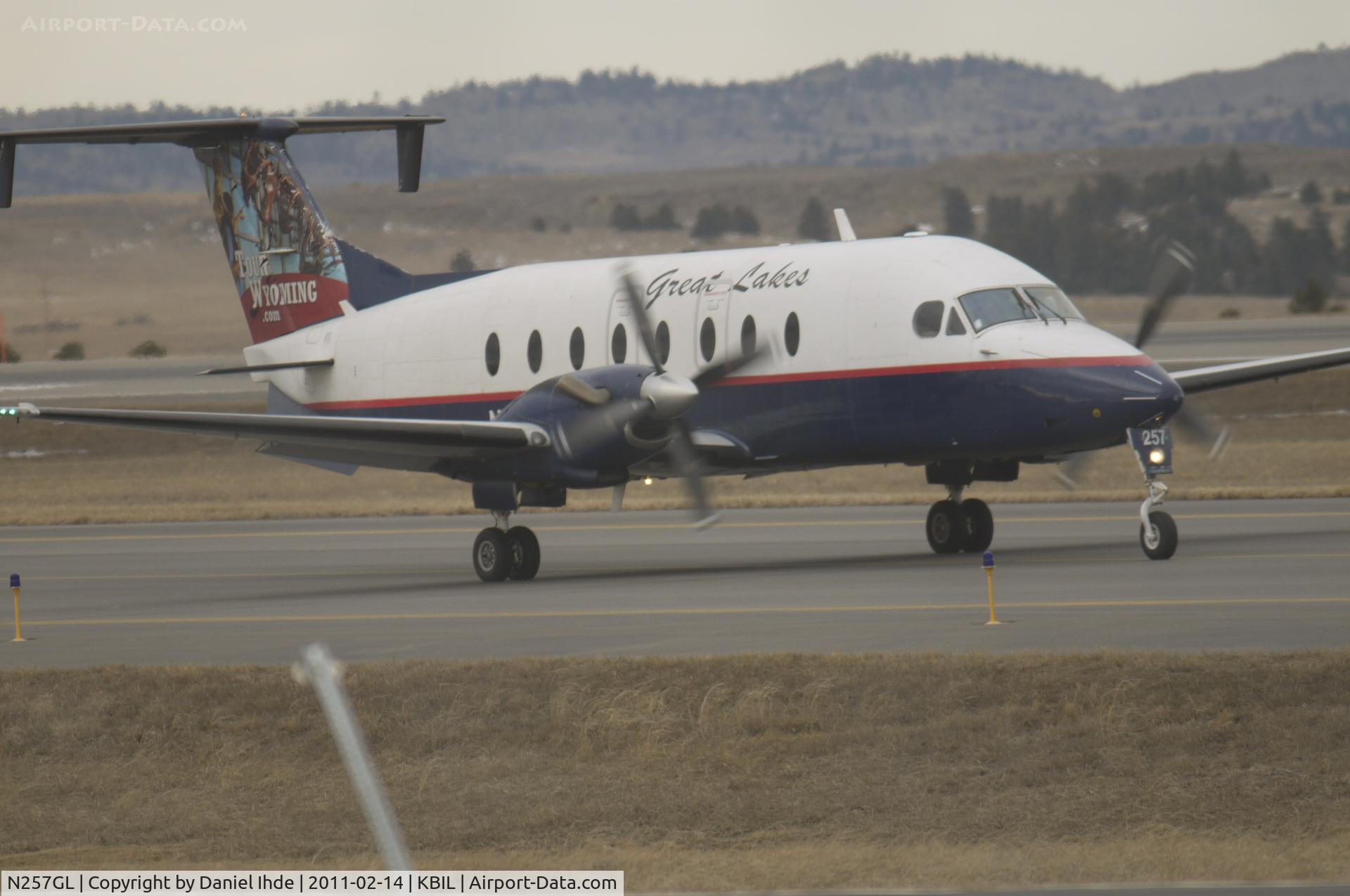N257GL, 1996 Beech 1900D C/N UE-257, Great Lakes Beech 1900 taxi's to runway 28R at Billings Logan