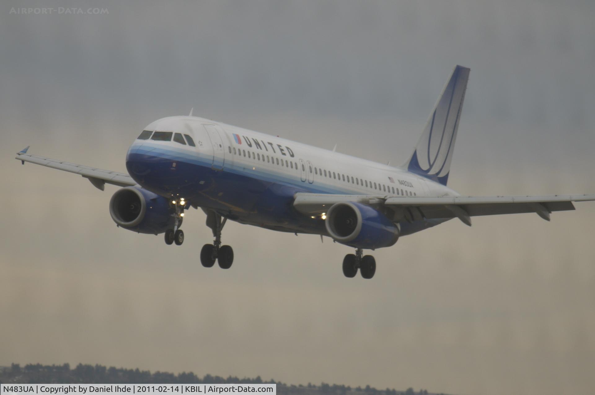 N483UA, 2001 Airbus A320-232 C/N 1586, United Airlines Airbus A320 arriving at Billings Logan against a south wind.