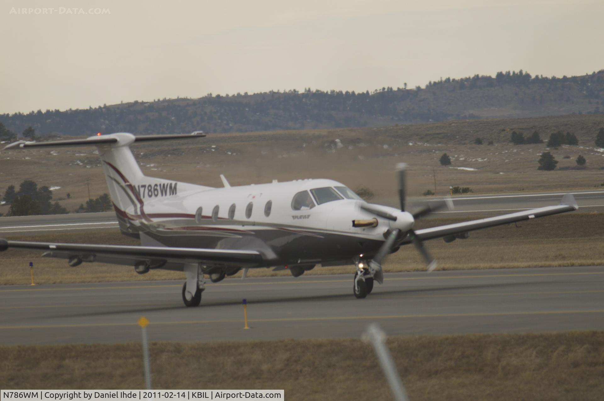 N786WM, 2007 Pilatus PC-12/47 C/N 786, Pilatus PC-12 taxi's to runway 28R