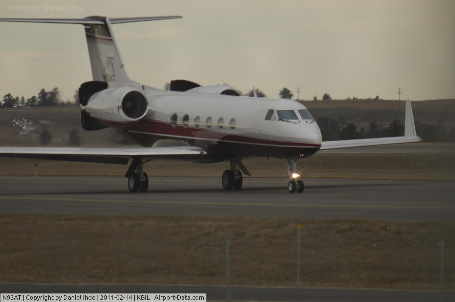 N93AT, 1987 Gulfstream Aerospace G-1159 Gulfstream G-IV C/N 1020, Gulfstream IV taxi's to runway 28R at Billings Logan
