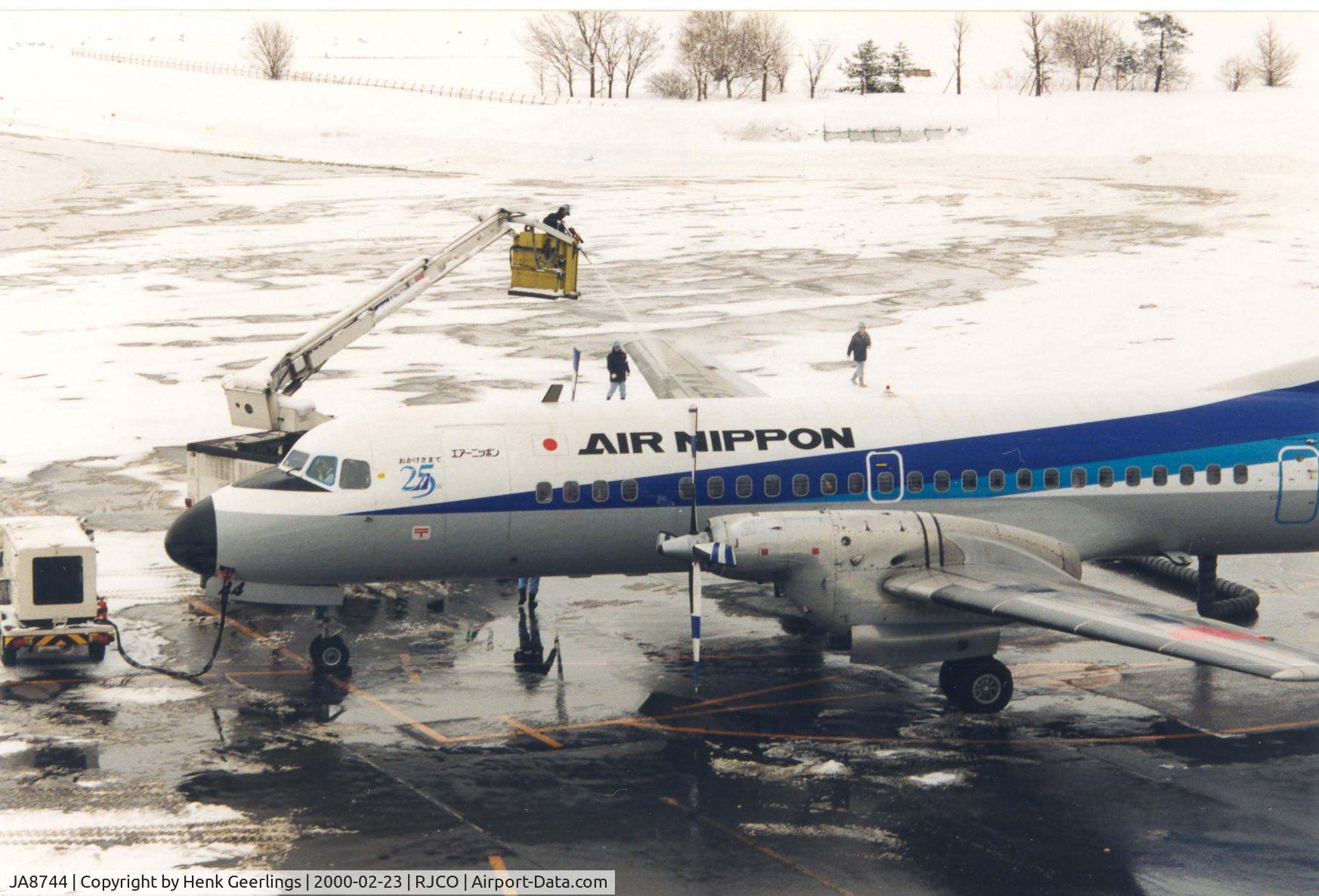 JA8744, 1969 NAMC YS-11A-513 C/N 2116, Air Nippon , de-icing at Okadama Airport , Sapporo , Hokkaido