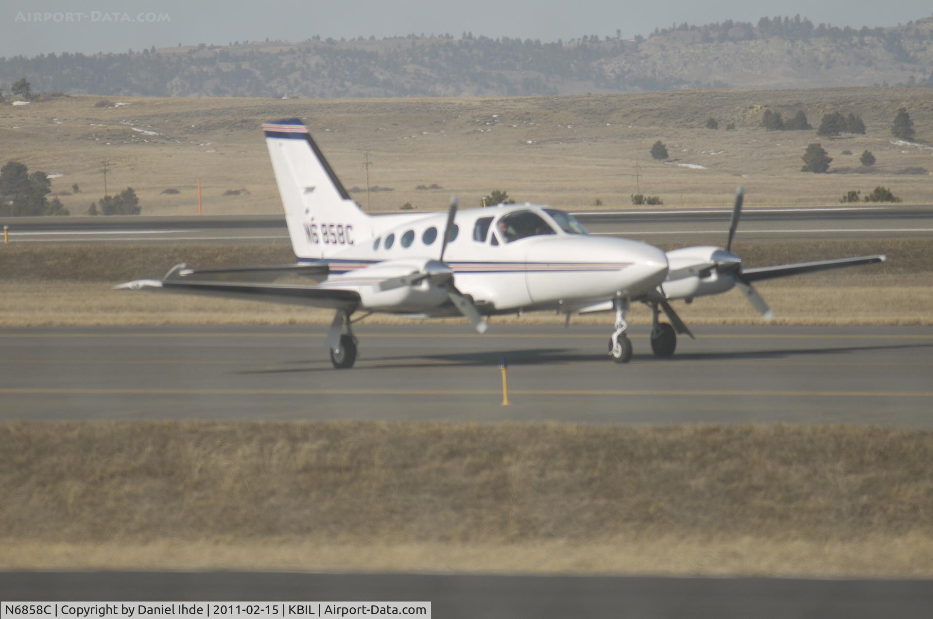 N6858C, 1978 Cessna 421C Golden Eagle C/N 421C0481, Cessna 421 taxi's to 28R