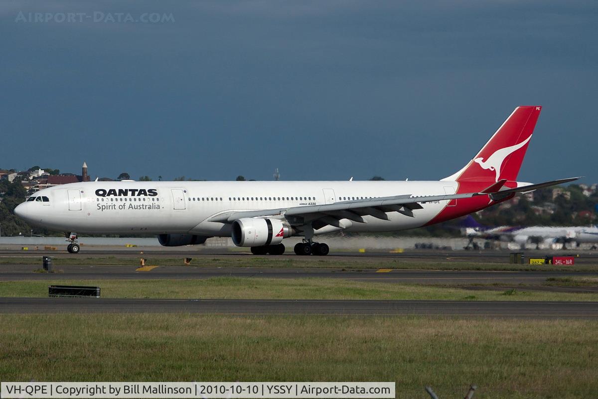 VH-QPE, 2004 Airbus A330-303 C/N 0593, on 34R