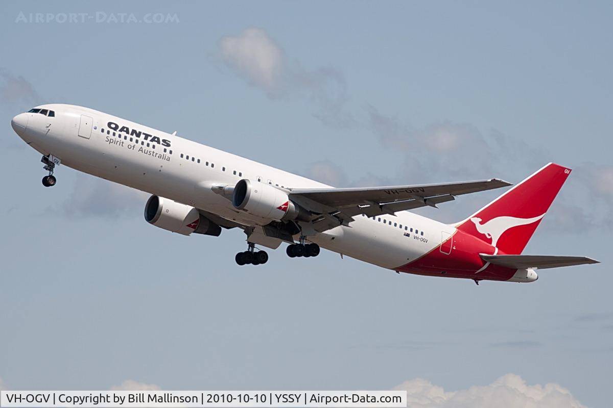 VH-OGV, 2000 Boeing 767-338 C/N 30186, away from 34R