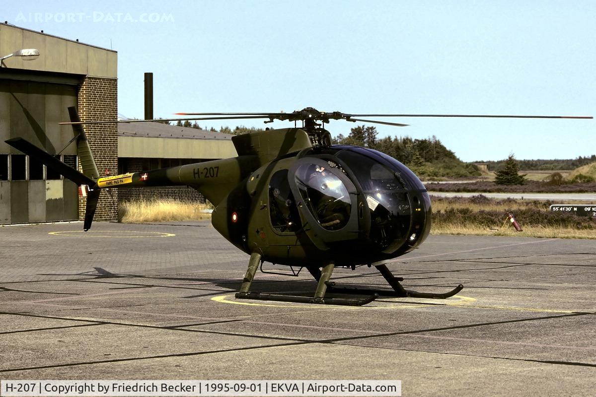 H-207, Hughes 500M C/N 41-0207M, flightline at Vandel