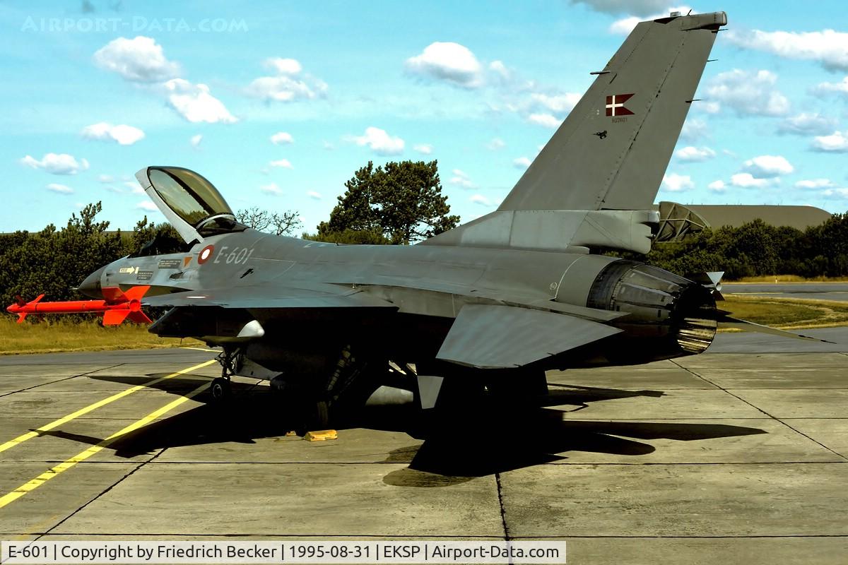 E-601, 1982 SABCA F-16AM Fighting Falcon C/N 6F-36, flightline at Skrydstrup