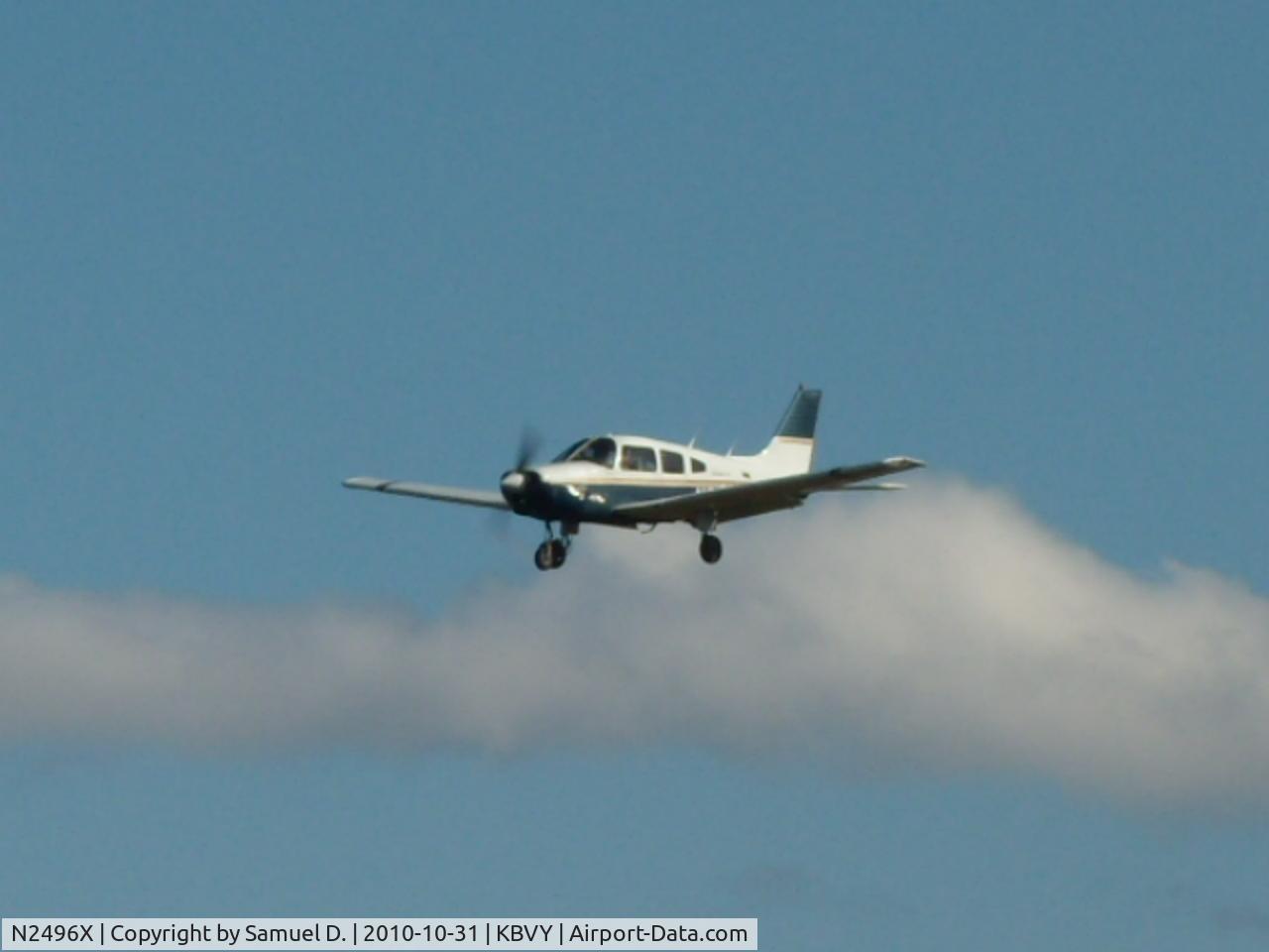 N2496X, 1985 Piper PA-28-161 C/N 28-8516071, Final runway 34 at KBVY.