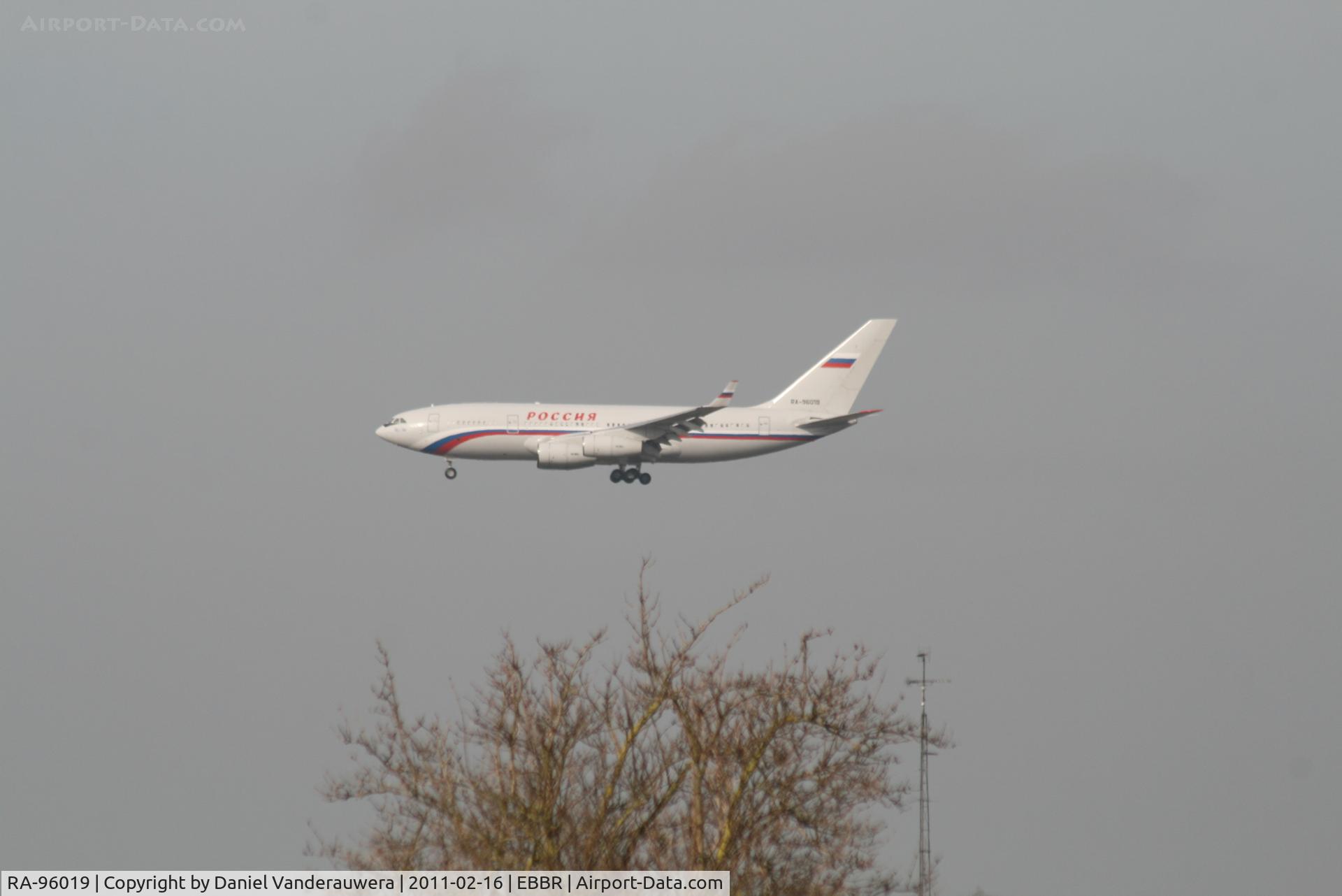 RA-96019, 2009 Ilyushin Il-96-300 C/N 74393202019, Descending to RWY 25R, seen from RWY 25L